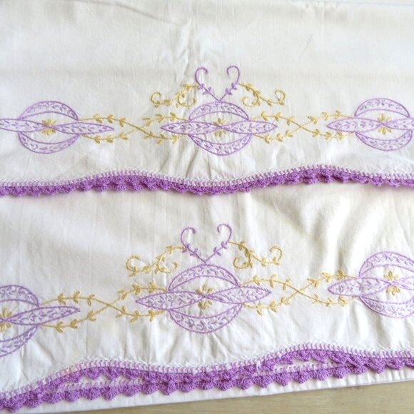 Vintage 70s Hand-Embroidered Standard Pillowcases 2 Lavender Crochet Trim Floral - Picture 4 of 7